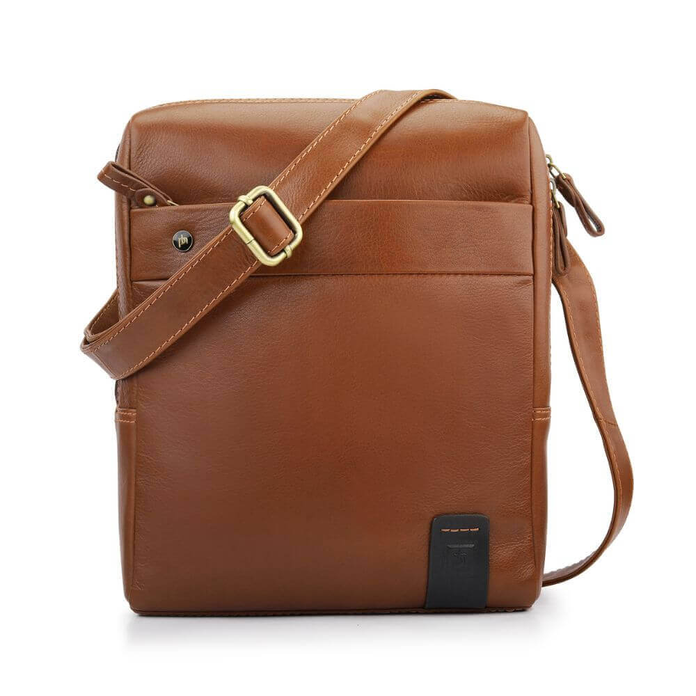Chestnut brown leather messenger bag with front slip pocket and adjustable strap – unisex crossbody design in genuine leather.