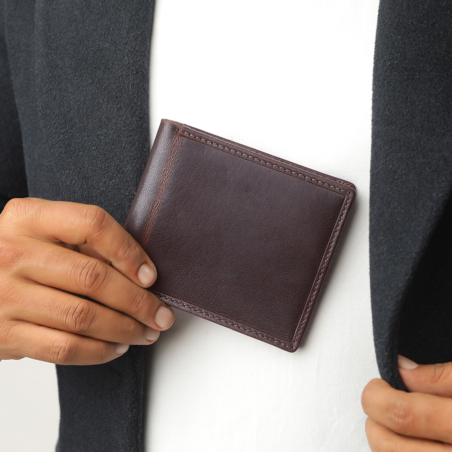 brown leather bifold wallet, a slim and stylish gift for men, perfect for Father’s Day or birthdays.